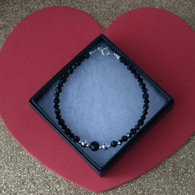 Schönes Armband mit Onyx und Silberperlen 23,5 gr. 7,5 Zoll lang im Karton