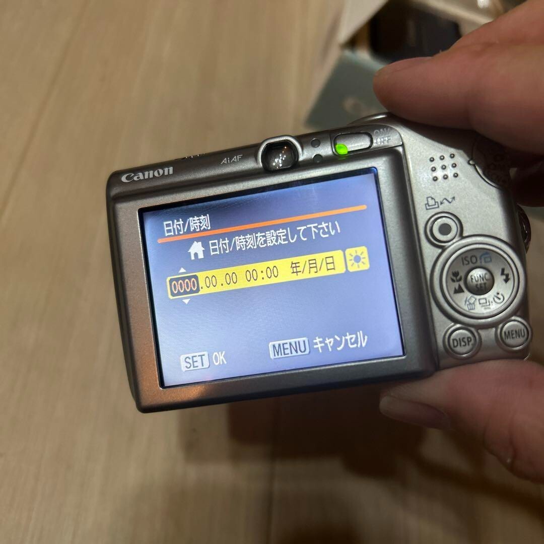 Canon IXY 810 IS 8.0 MP 4X Zoom Digital Camera Siver with Canon IXY 810 IS 8.0 MP 4X Zoom Digital Camera Siver with