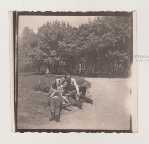 Photo Tirage Original Vintage Années 60 – Deux Jeunes Hommes Soldats Enlacés – Tirage N&B