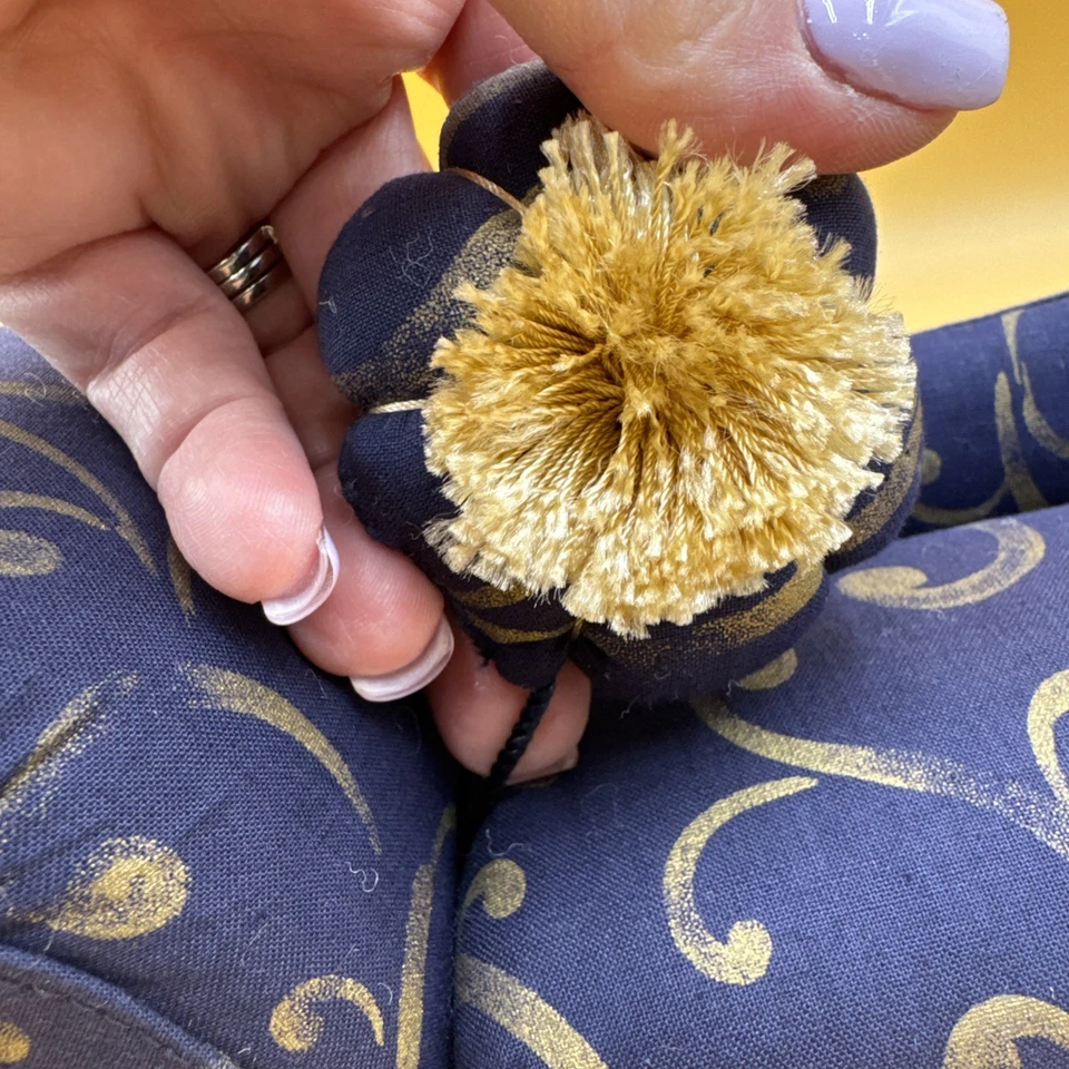 De colección 10” Chaise Lounge Pin Cojín Silla Azul con Pergaminos Dorados con Nociones de Almohada Foto 2 de 4