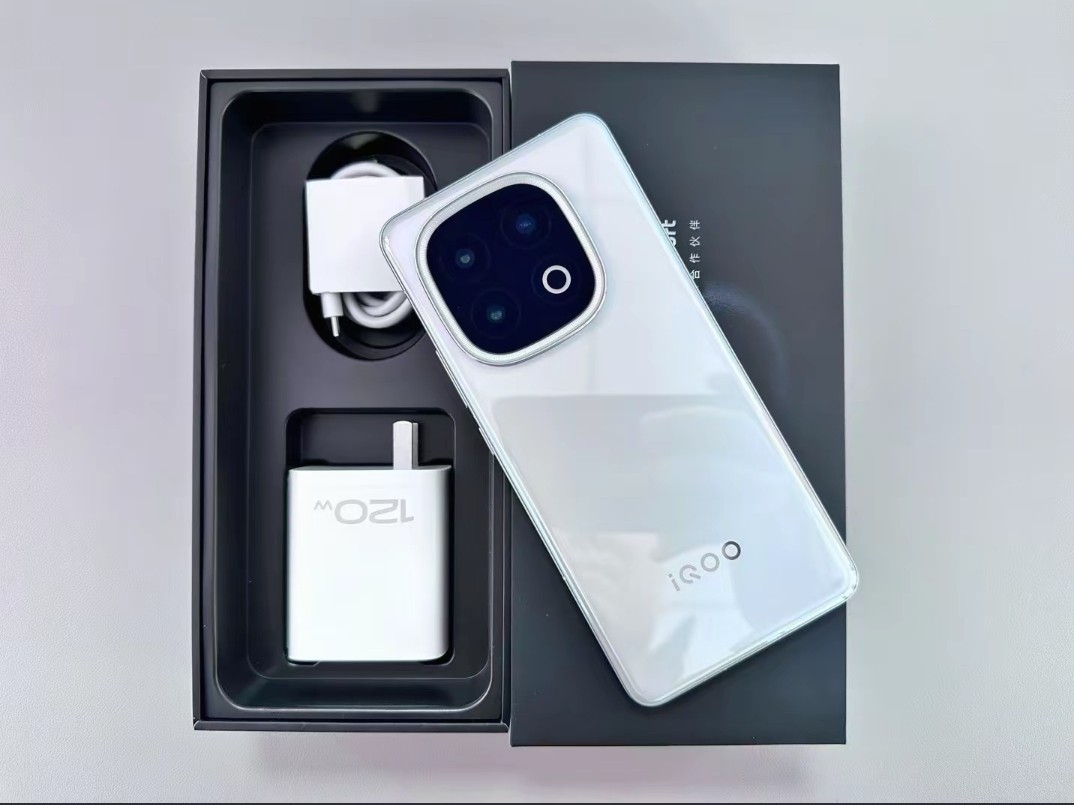 vivo iQOO 13 5G 50MP 6.82