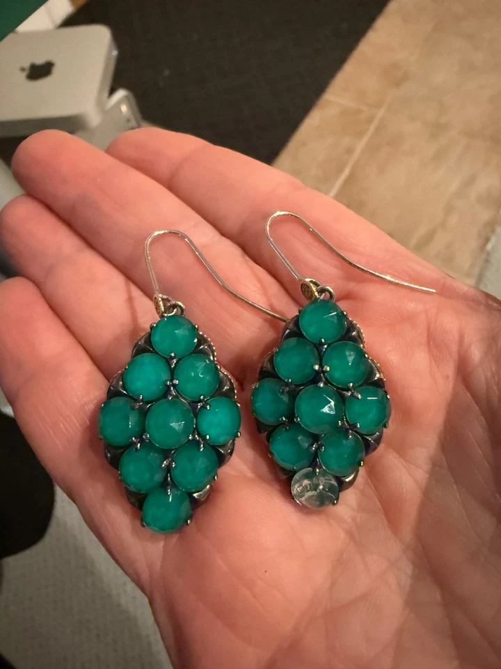 Pendientes perforados con cable de plata de ley de ónix verde Tacori de 18 k Foto 2 de 4