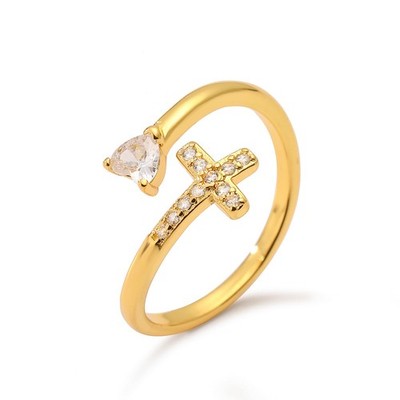 Anillo de corazón con cruz de circonita cúbica chapado en oro de 14 quilates