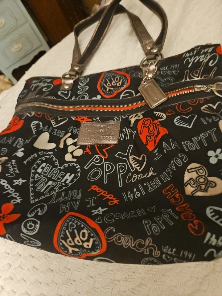 Bolso de Hombro Coach Poppy Graffiti Hearts Negro Rojo Plata Edición Limitada Foto 3 de 4