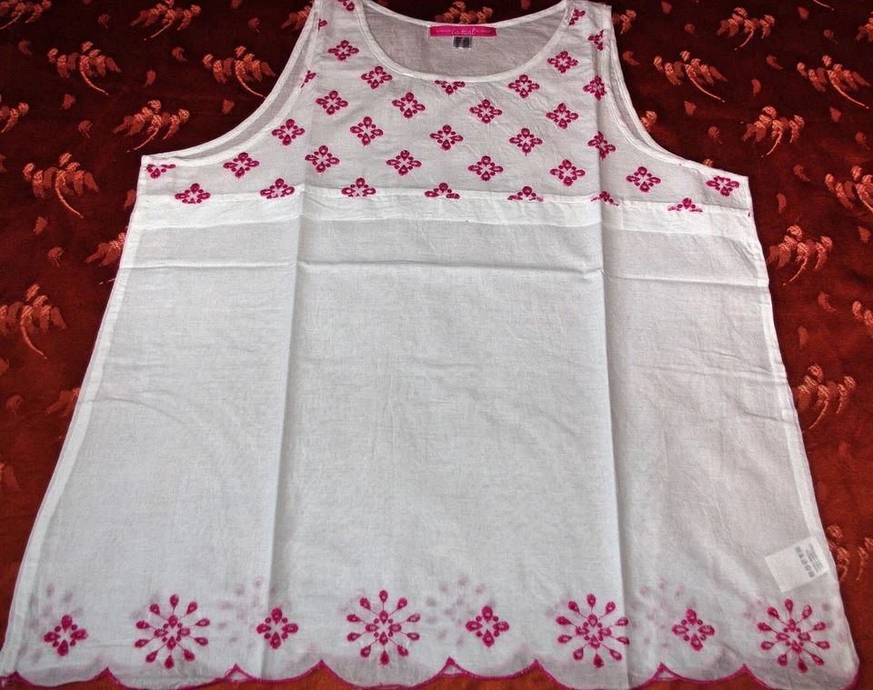 TOP SANS MANCHE ROMANTIQUE BLANC BRODERIES CONTRASTÉES ROUGE VENCA T 3XL 52/54 - Photo 1/1
