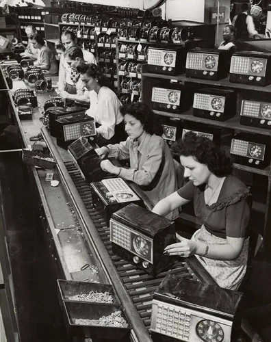 1945 EMERSON RADIO Factory Production Assembly Line Retro Poster Photo 24x36