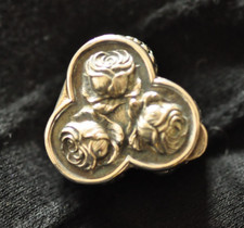 Vintage Sterling Silver Clover‑Shaped Pill Box – Three Rose Repoussé Panels  12g