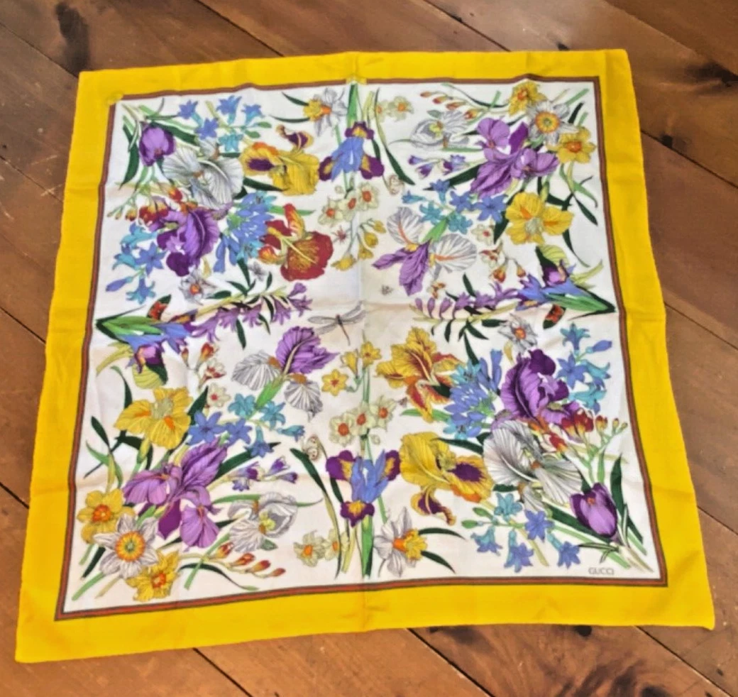 Foulard vintage Gucci iris en soie à fleurs 34