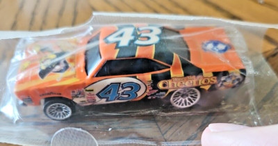 Hot Wheels Honey Nut Cheerios Car #43 John Andretti Cereal Box