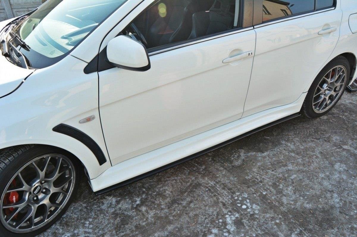Rajouts des bas de caisse Maxton pour Mitsubishi Lancer Evo X en noir brillant