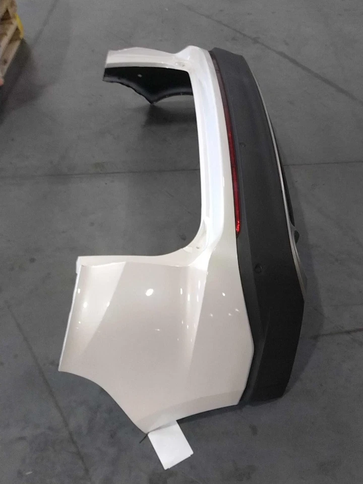 Conjunto de parachoques trasero usado para: Ford Edge SEL 2016 asistente de estacionamiento sin paquete de remolque Foto 2 de 4