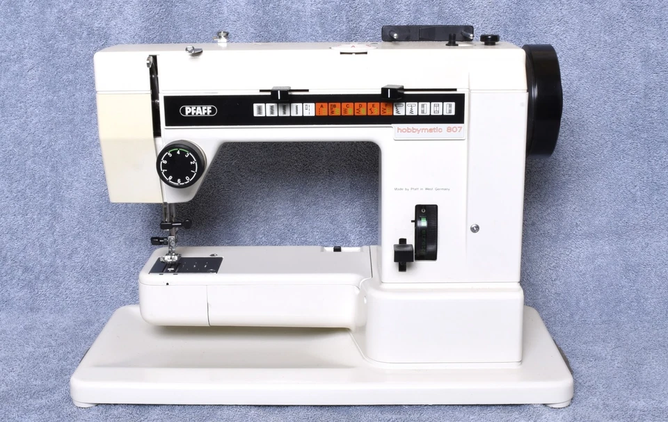 Pfaff Hobbymatic 807 带保护壳,原装脚踏板,已测试电源并运行 — 第 2/4 张图片
