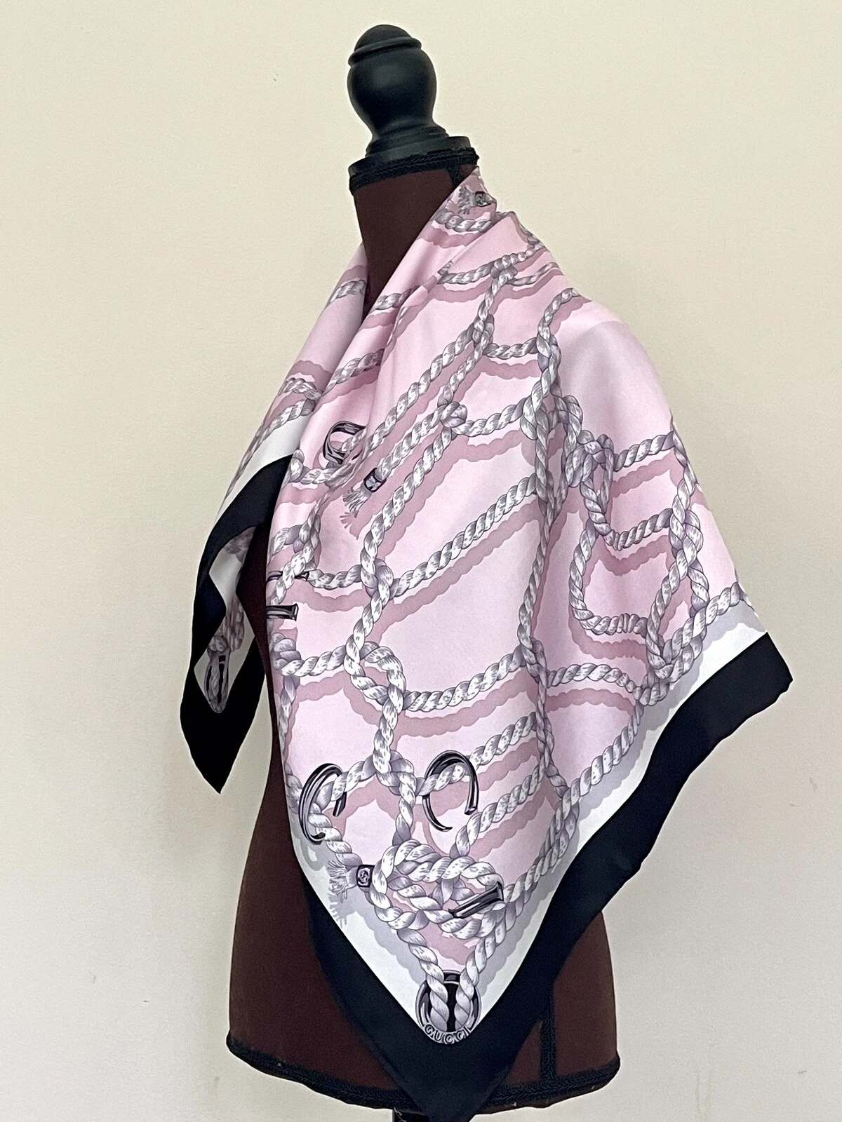 Logo unisexe enveloppement de soie Gucci cordes roses imprimé écharpe noire avec boîte cadeau Gucci