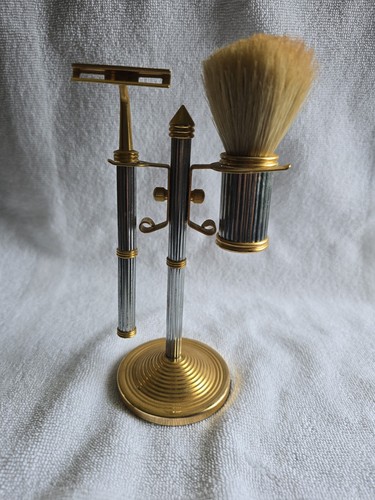 VINTAGE GOLD TONE BRASS SUDS BRUSH, HAND RAZOR AND STAND TAIWAN
