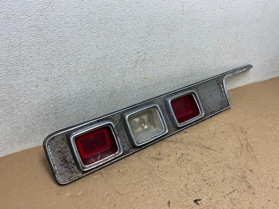 2007 - 2011 道奇 Polara 左驱动侧尾灯装饰边框原始设备制造商 O9406 DG — 第 3/4 张图片