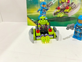 LEGO Alien Conquest Alien Striker (7049) &ndash; Complete w/ Minifigs + Manual 2011