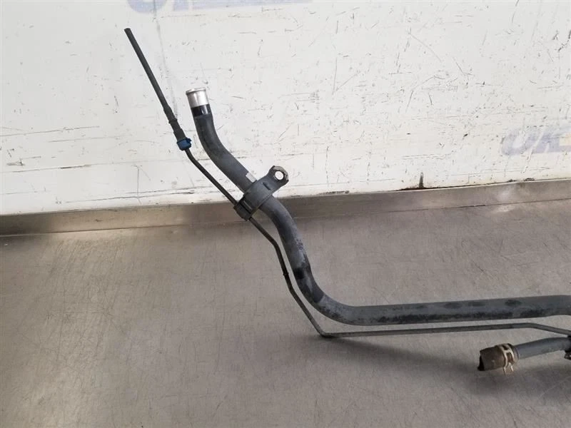 Toyota FJ Cruiser 13 2013 4,0 L tubo de cuello de llenado de combustible Foto 2 de 4