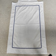 Parure de lit bébé  74/113  coton blanc et décor bleu marine