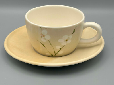 Royal Stafford Radio Karmel mit weißen Blumen - Teetasse und Untertasse.