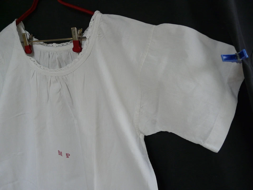 Robe de chambre ancienne en lin brodé – Lettres M.P rouges – REF 4730C - Photo 4/4