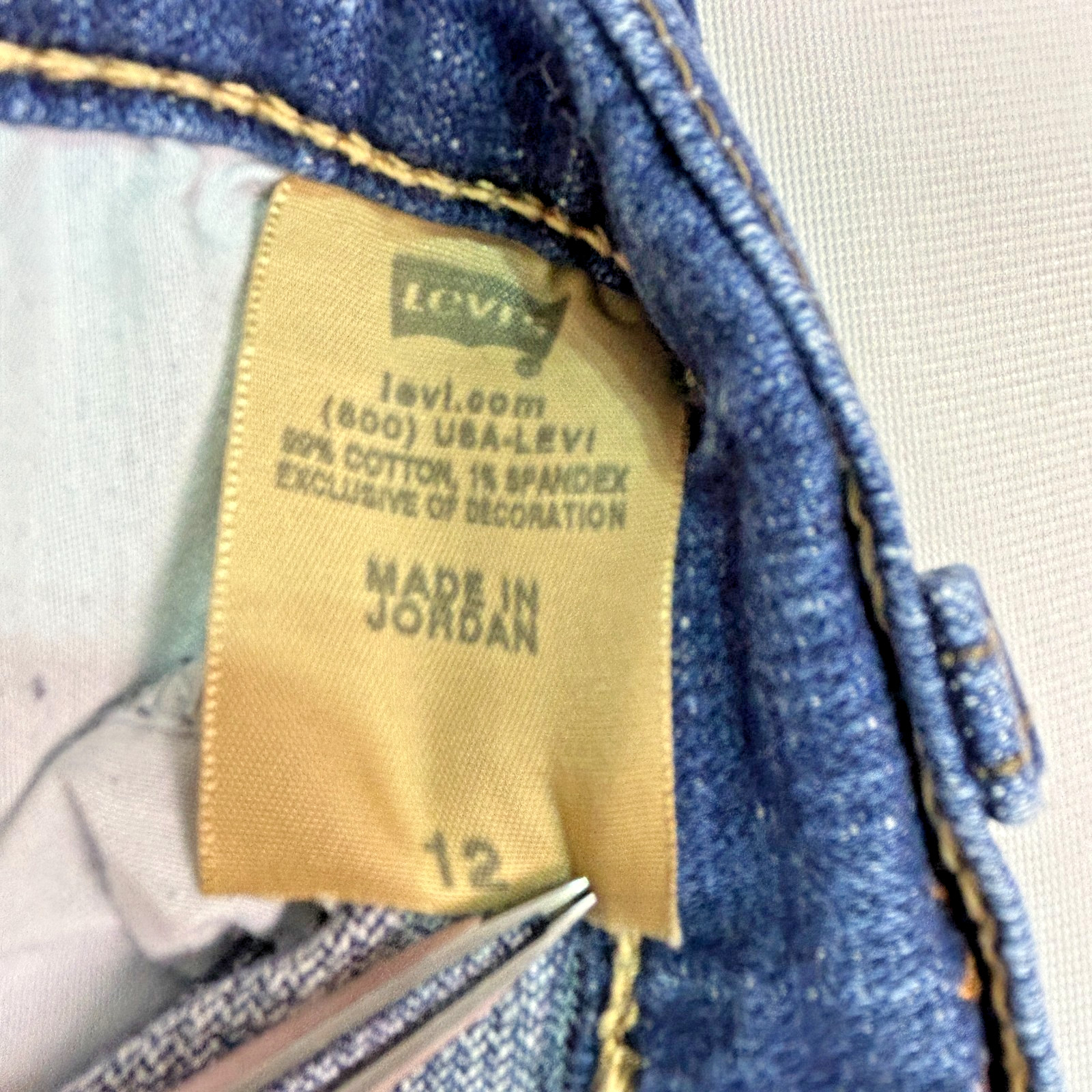 Levi’s Women’s Size 12 Dark Wash Denim Bermuda Shorts Mid Rise Stretch thumbnail 2