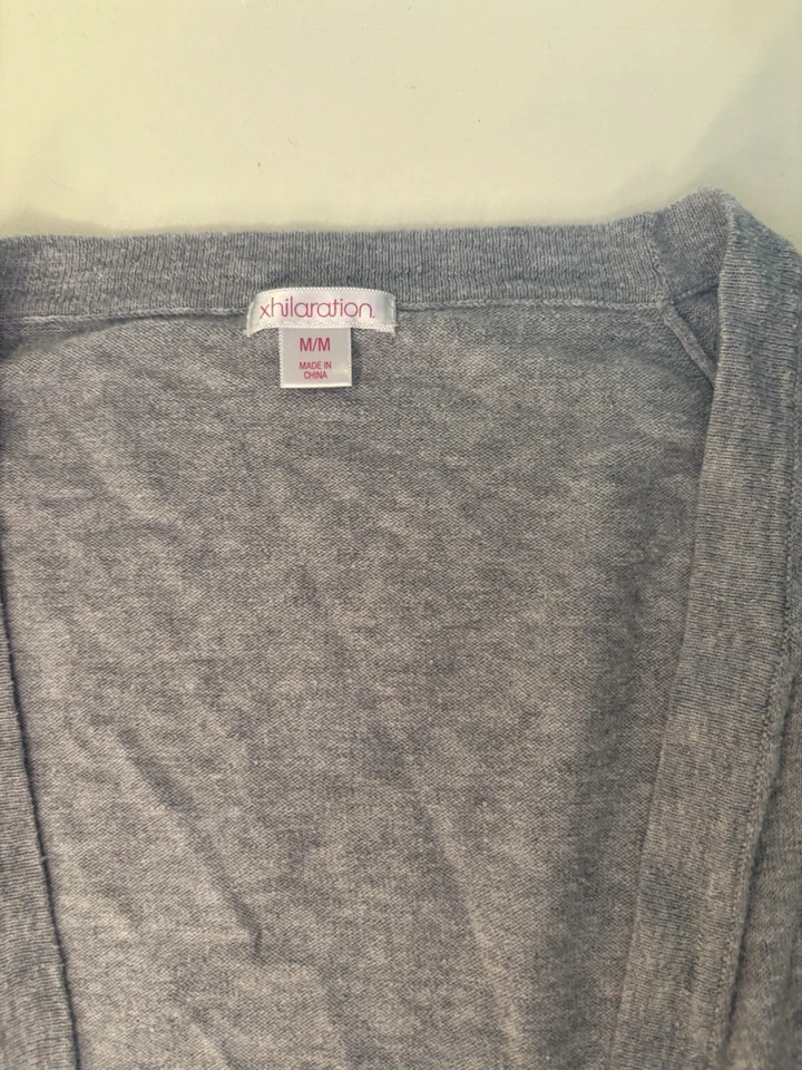 Cardigã suéter cinza com remendos de cotovelo coração preto tamanho. M - Imagem 4 de 4