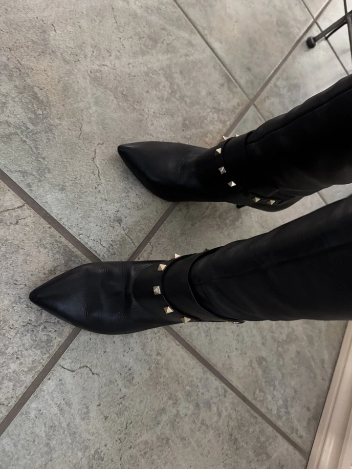 Valentino Garavani Rockstud Botas Sobre la Rodilla Cuero Negro Talla 38 US 8 $1895 Foto 2 de 4