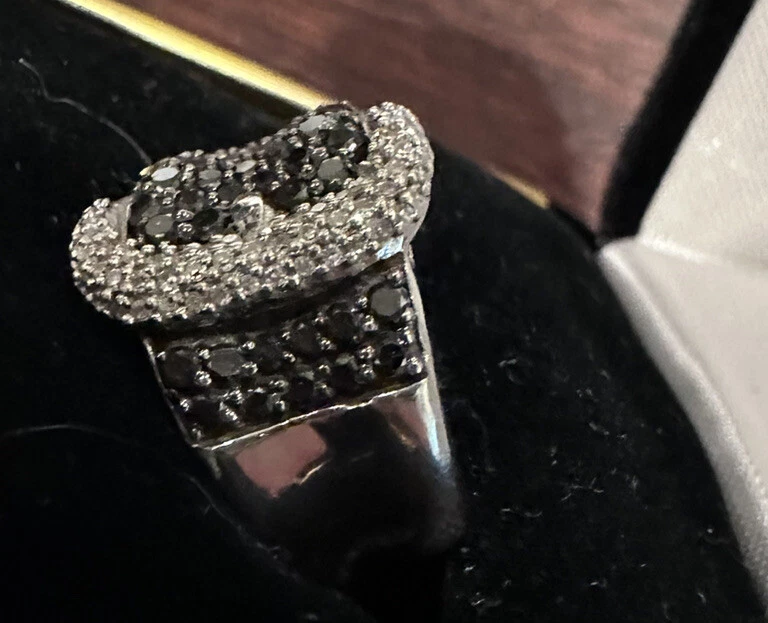 Anillo con hebilla de diamantes blancos y negros enchapado en oro blanco de 14 k en plata de ley Foto 2 de 4