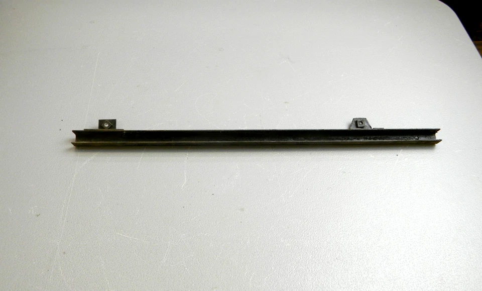 Lincoln Continental Mark III Front Door Glass Runs + One Rear RH Glass Run Foto 2 de 4