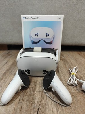 Meta Oculus Quest 3S - 128GB Set - w/ Controllers - Great Condition -
