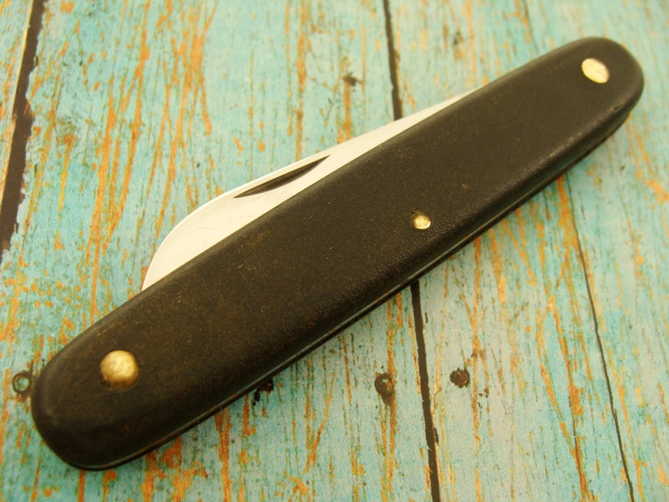 A Victorinox made specifically for florists — the sheep's foot blade is a rare occupational variant you almost never see in the wild.