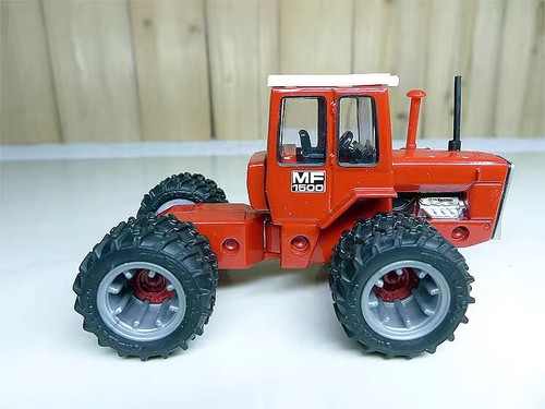 1/64 Massey Ferguson 1500 4Wd Tractor With Duals 2004 National Farm Toy Show - Picture 13 of 18
