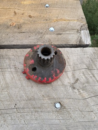 *USED* New Holland 310 baler CLUTCH HUB for Balers  (Part # 221653)