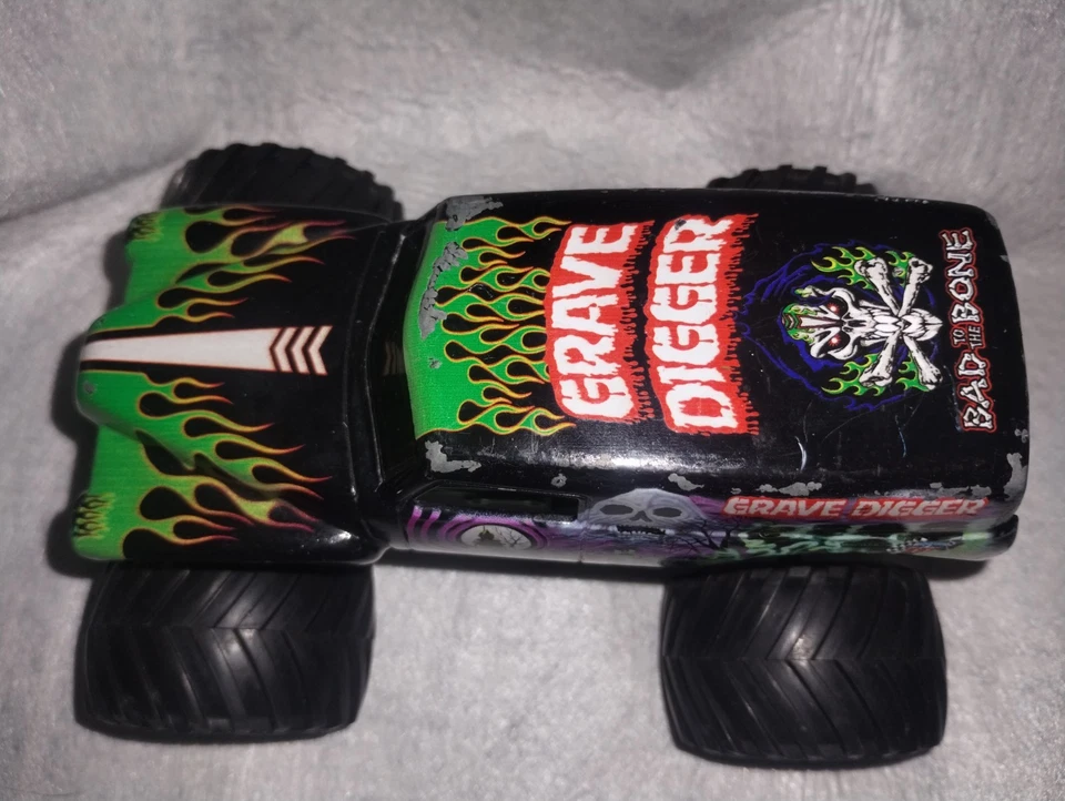 Camión diecast Monster Jam Grave Digger 1:24 con tapa de metal Foto 3 de 4