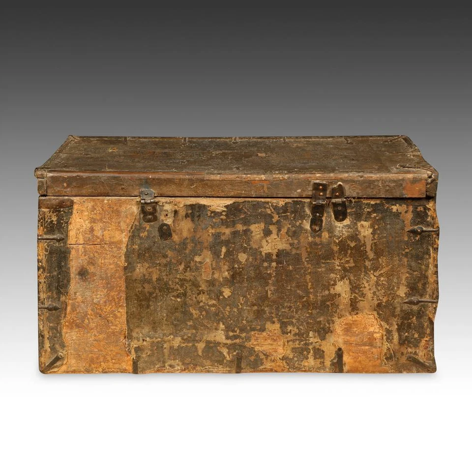 RARO BAÚL ANTIGUO PINTADO PINO HIERRO TIBETANO BUDISTA MUEBLES CHINOS SIGLO XVIII. Foto 4 de 4