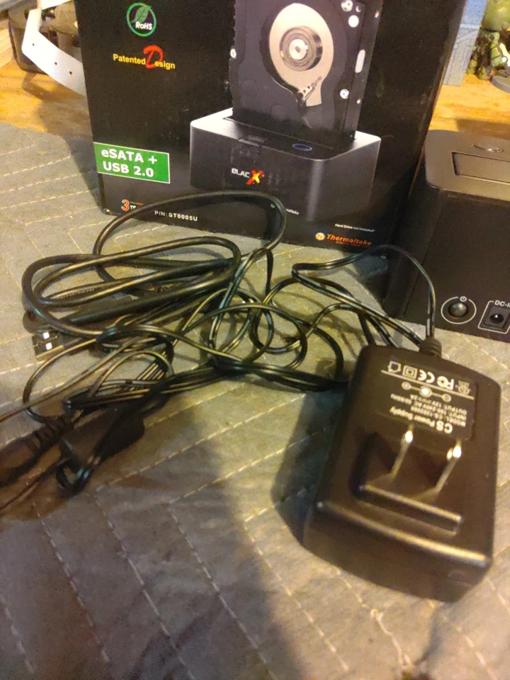 ThermalTake BlacX 2.5"/3.5"HDD eSATA USB 2.0 Hard Drive Docking Station 500 GB - Image 2 of 4