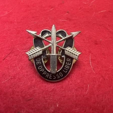 1st US SPECIAL FORCES REGT Crest DUI DI 1960s Metal Pin No HM Fat Dagger German