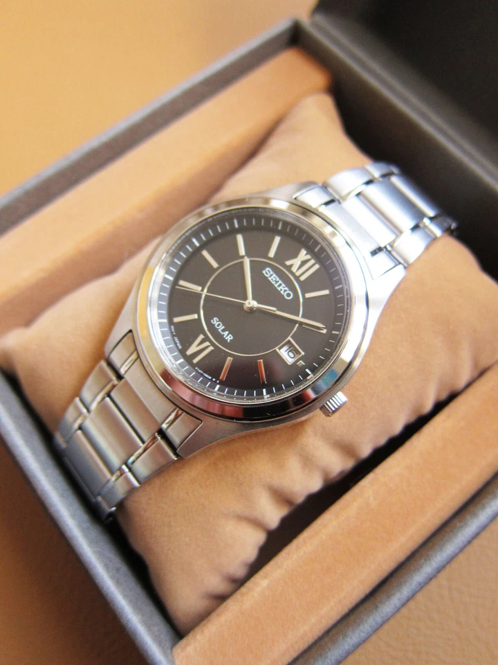 Reloj para hombre SEIKO V147-0AD0 solar de acero inoxidable con esfera negra (JDM) Foto 4 de 4