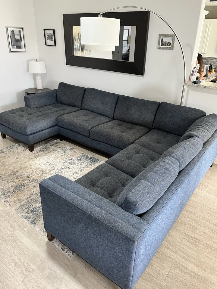 Juego de sofá seccional de 3 piezas Rooms to Go Cindy Crawford Collection en azul. Foto 3 de 4