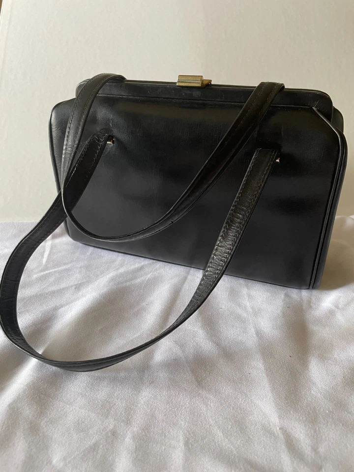 Cartera de mano vintage francesa de los años 50 de cuero negro con asa superior Foto 3 de 4