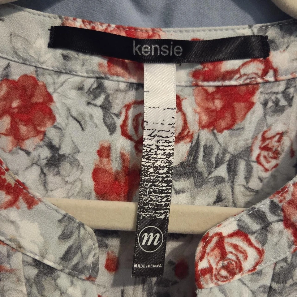 KENSIE BLUSA TOP FLORAL GRIS NEGRO ROJO MANGA CORTA CUELLO EN V TALLA M MEDIANA Foto 2 de 4