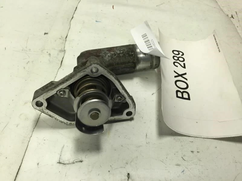 Nissan Máxima 2009 carcasa de termostato de 3,5 L con termostato OEM+ Foto 3 de 4