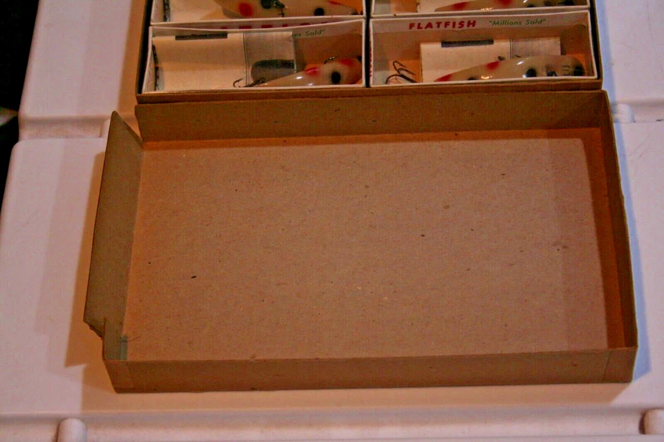 Caja de seis señuelos Flatfish vintage original de distribuidor nunca pescados Foto 2 de 4