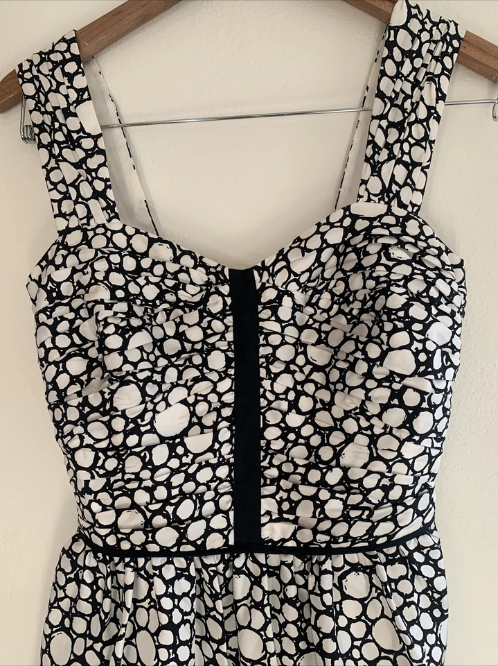 CLUB MONACO женщин шелк стильный оболочка платье белый черный горошек Sweetheart размер 0 - Изображение 2 из 4