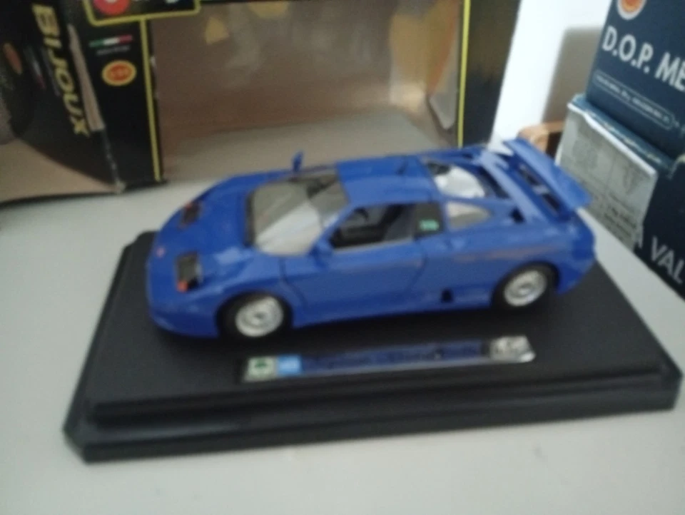 Bugatti EB110 Burago 1 24 - Immagine 2 di 4