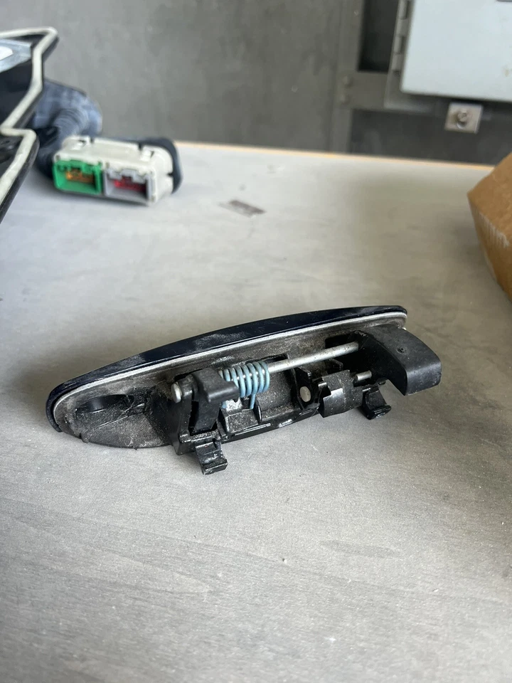 Maçaneta externa esquerda Dodge Charger 2016 2017 2018 2019 2020 2021 2022 2023 - Imagem 3 de 3