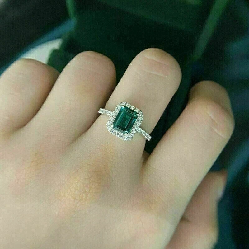 Anillo de compromiso esmeralda verde simulado corte esmeralda de 3,0 quilates enchapado en oro blanco de 14 k Foto 4 de 4