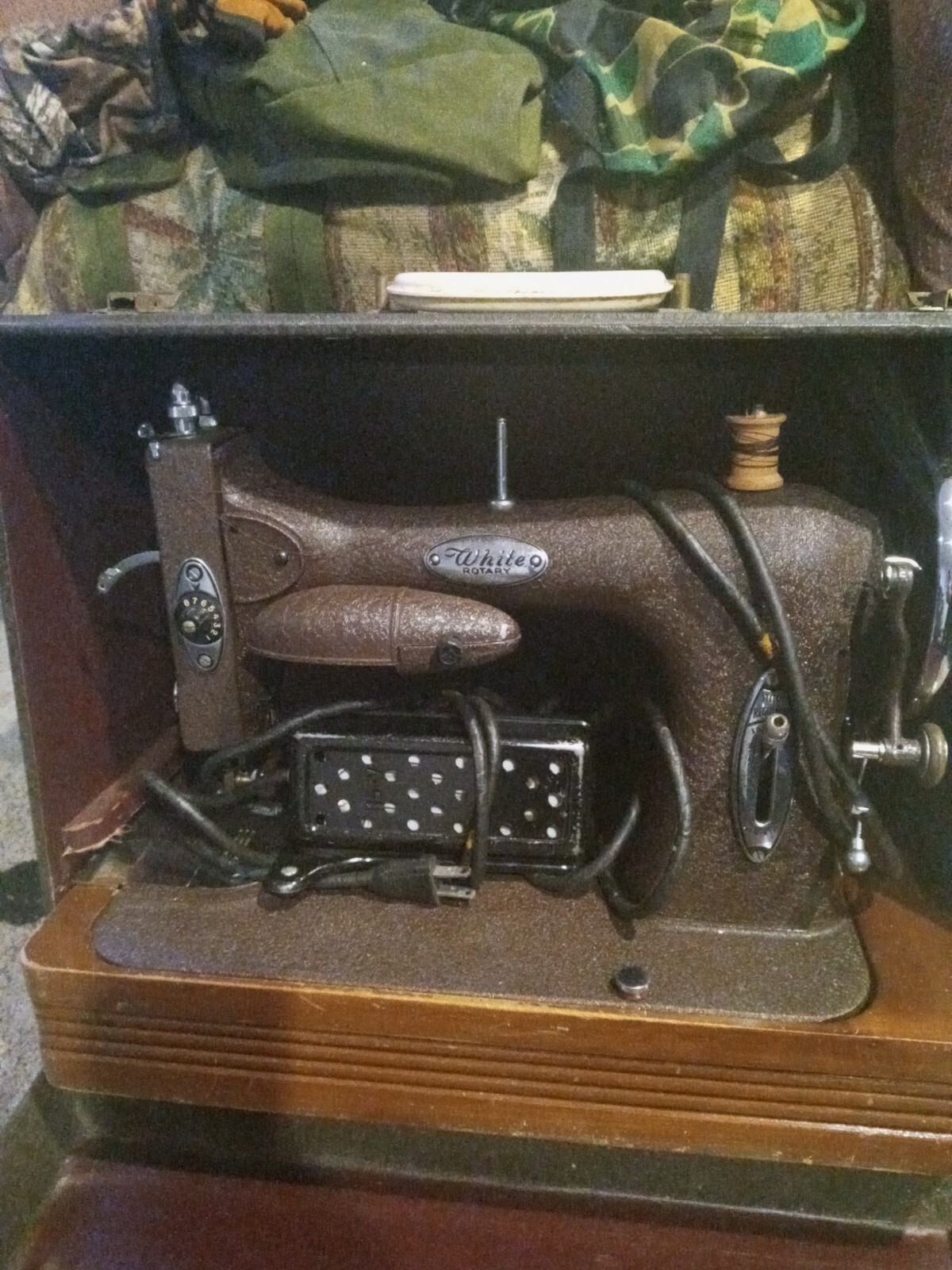 Vintage White Rotary Sewing Machine E6354, Foot pedal and comes with