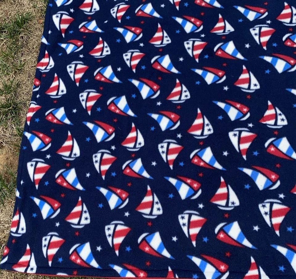 Lanzar VELEROS ROJOS BLANCOS Y AZULES SOBRE FONDO AZUL MARINO TELA POLAR Otra Raya Lateral Foto 4 de 4