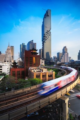 Wandbild: BTS-Skytrain und Mahanakhon-Gebäude im Hintergrund an der Silom [...]